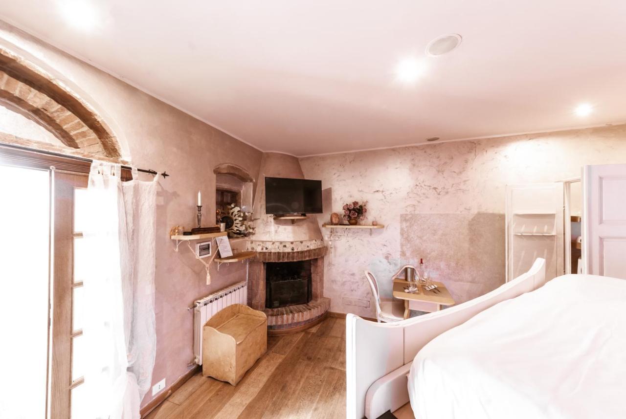 Il Nido D'Amore - Lorenzana Colombaie Bed and Breakfast Εξωτερικό φωτογραφία